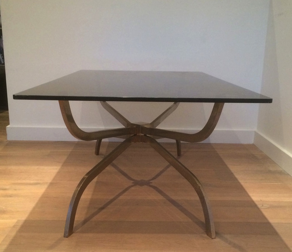  Maison Charles. Belle Table Basse En Acier Brossé Et Dalle De Verre Fumé. Vers 1960 -photo-4
