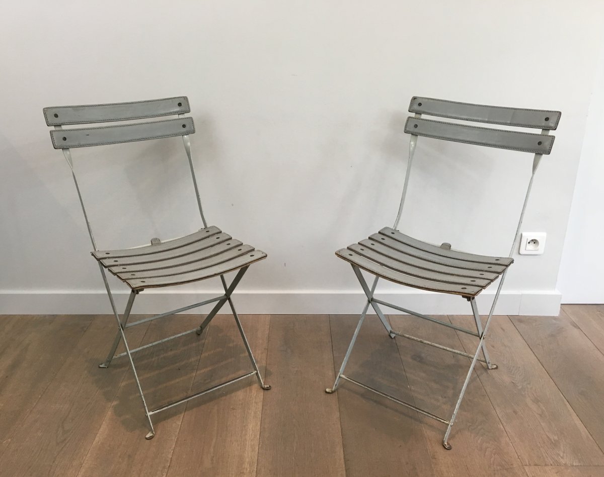 Paire De Chaises Pliantes En Métal Laqué Blanc Et Lattes De Cuir Gris. Italie. Vers 1970