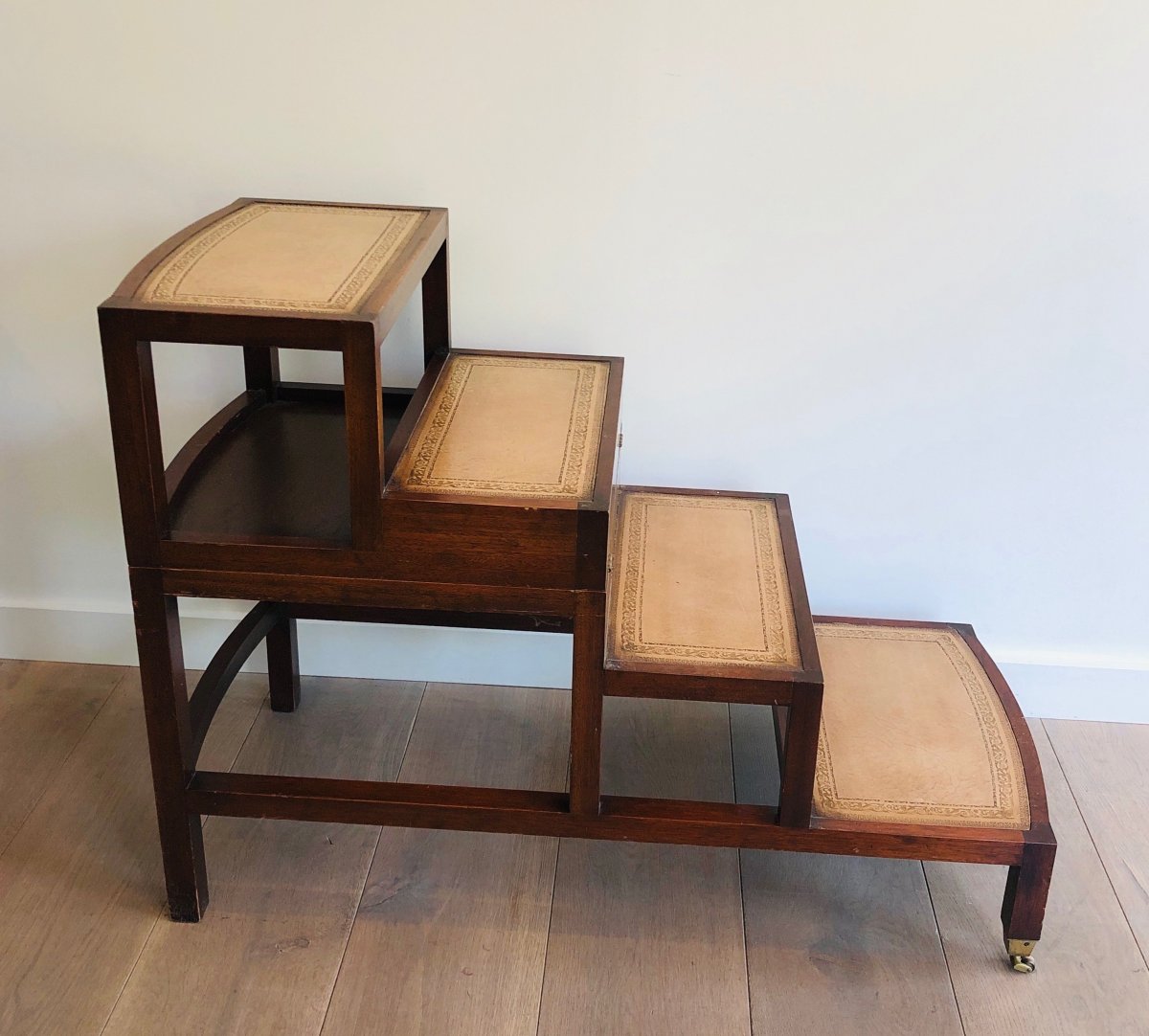 Escabeau De Bibliothèque En Bois Et Cuir Pliant Et Transformable En Table Basse. Vers 1950-photo-2