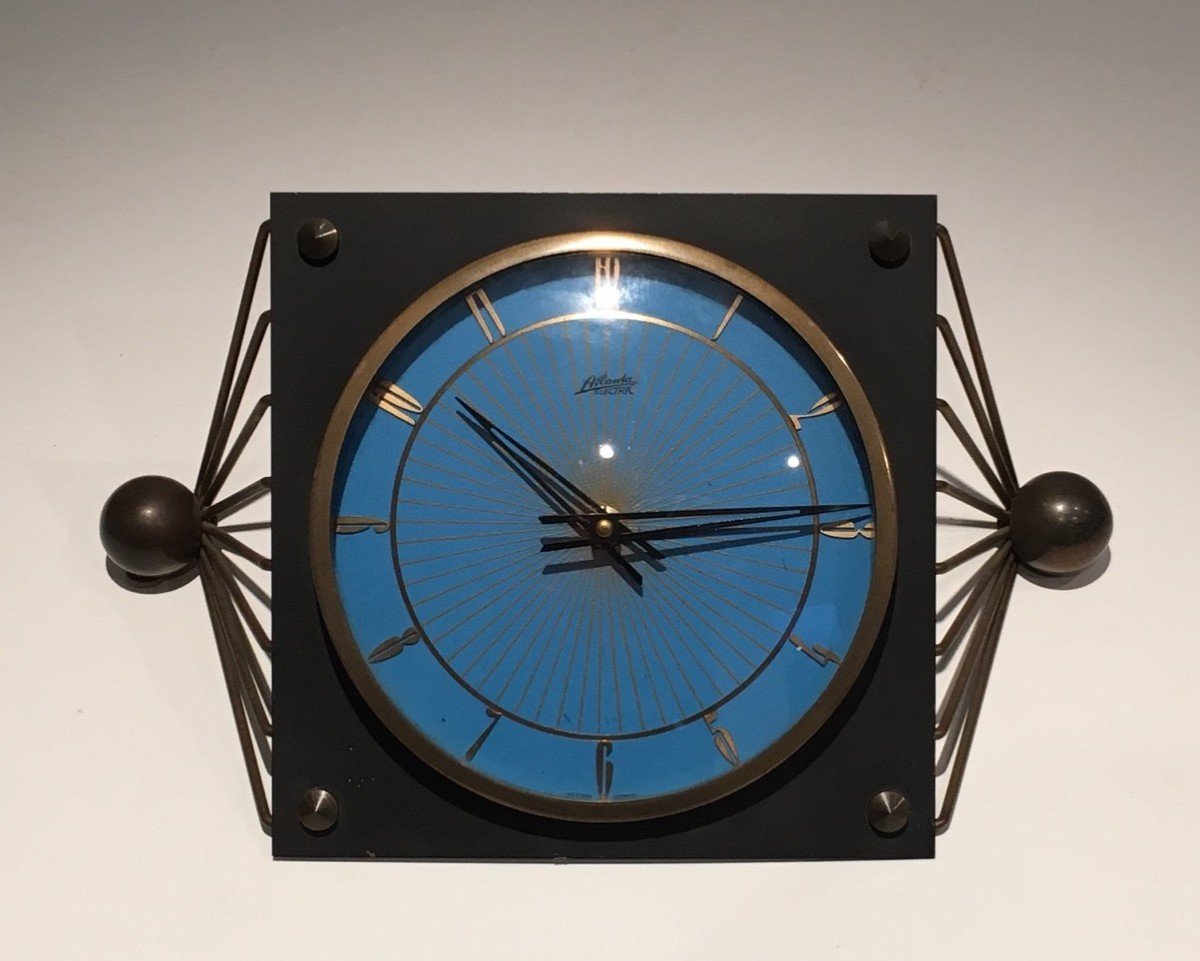 Horloge En Métal Laqué, Verre Et Laiton. Vers 1950