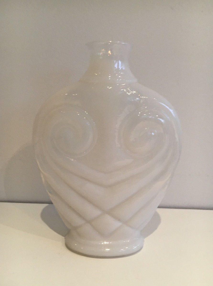 Vase Hibou En Verre Opalin Blanc. Travail Français. Vers 1970