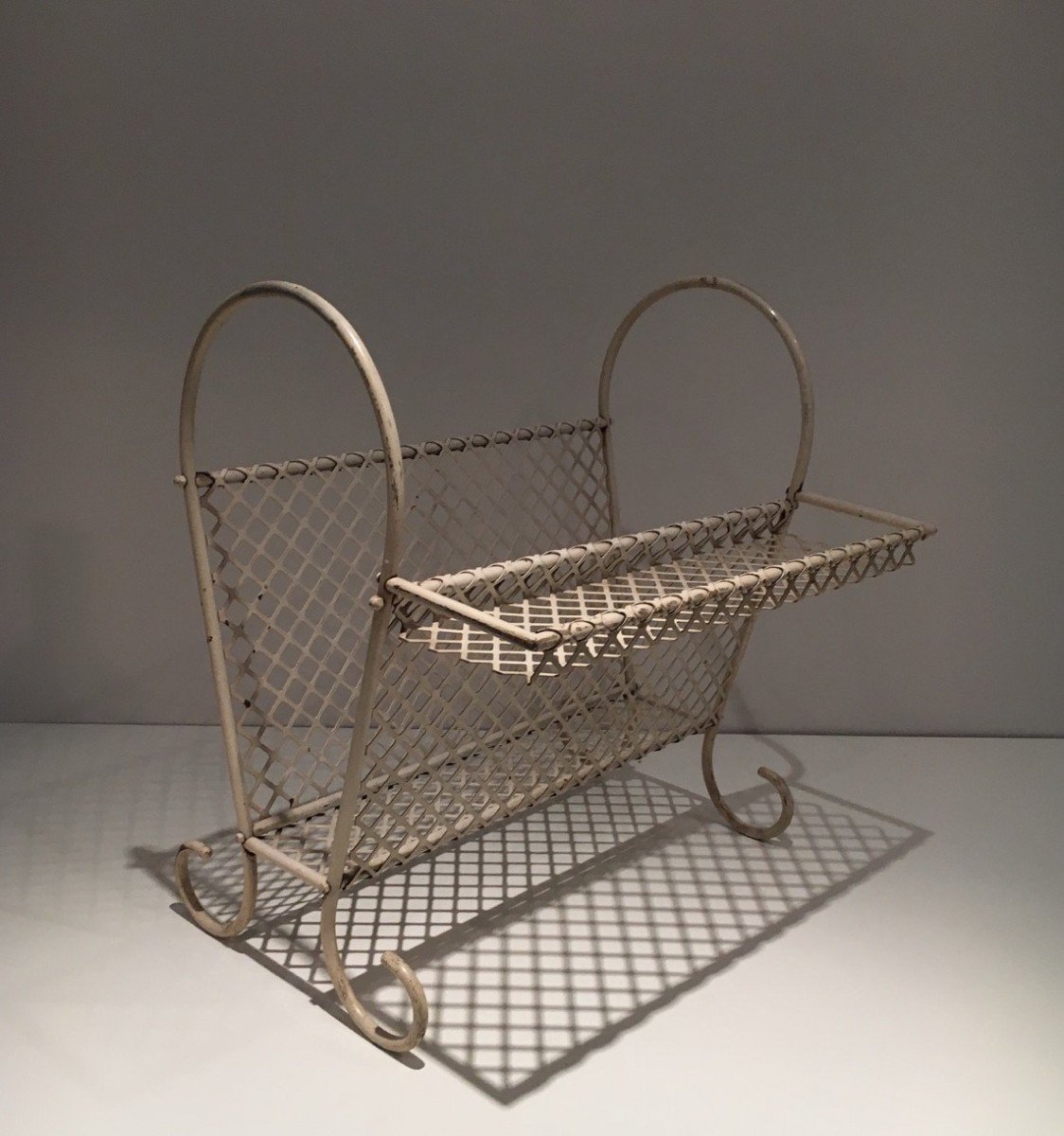 White Lacquered Et Perforated Magazine Rack. French Work In The Style Of Mathieu Matégot. 1950s-photo-2