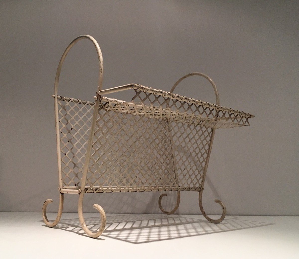 White Lacquered Et Perforated Magazine Rack. French Work In The Style Of Mathieu Matégot. 1950s-photo-3