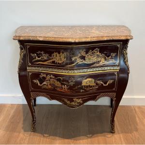 Petite Commode Laquée à Décors Chinoisants, Poignées Et Petits Sabots En Bronze. 