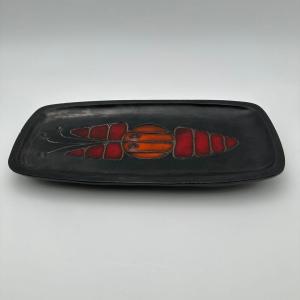 Plat en céramique noire au décor de poisson , de Oswald Tieberghien vers 1970