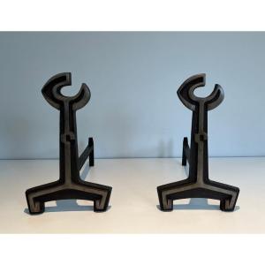 Paire de Chenets Modernistes en Fonte à Finials en Anneau Ouvert. France. Vers 1950.