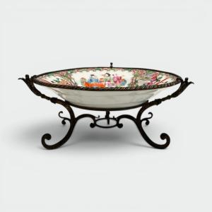 Assiette en Porcelaine de Canton Famille Rose à Scènes de Cour sur Monture en Bronze, Chine, XI
