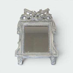 Miroir de Style Louis XVI en Bois Sculpté Patiné Gris à Fronton aux Colombes. Travail Français.