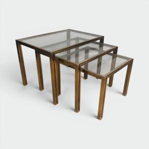 Suite de 3 tables gigognes en laiton et verre. Travail Français par Guy Lefèvre pour la Maison