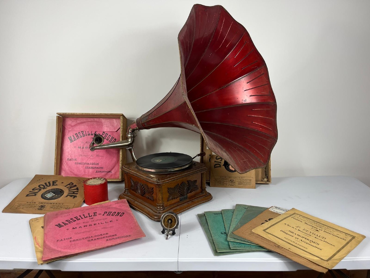 Early 20th Century Antique Gramophone With Red Tin Bell-photo-3