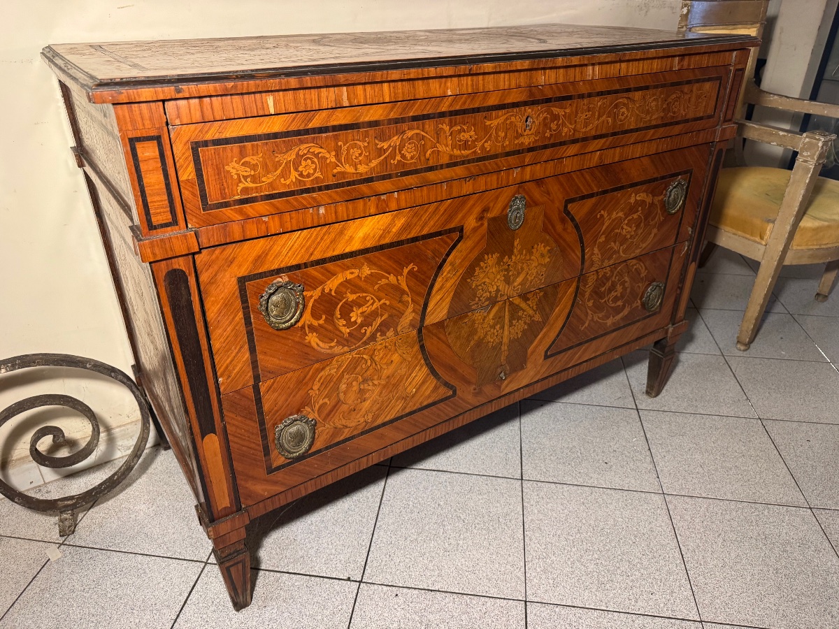 Commode italienne du XVIIIe siecle en marqueterie