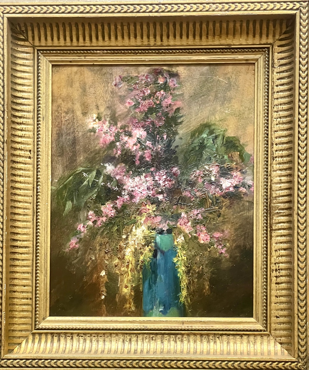 Des petites fleurs dans un vase bleu