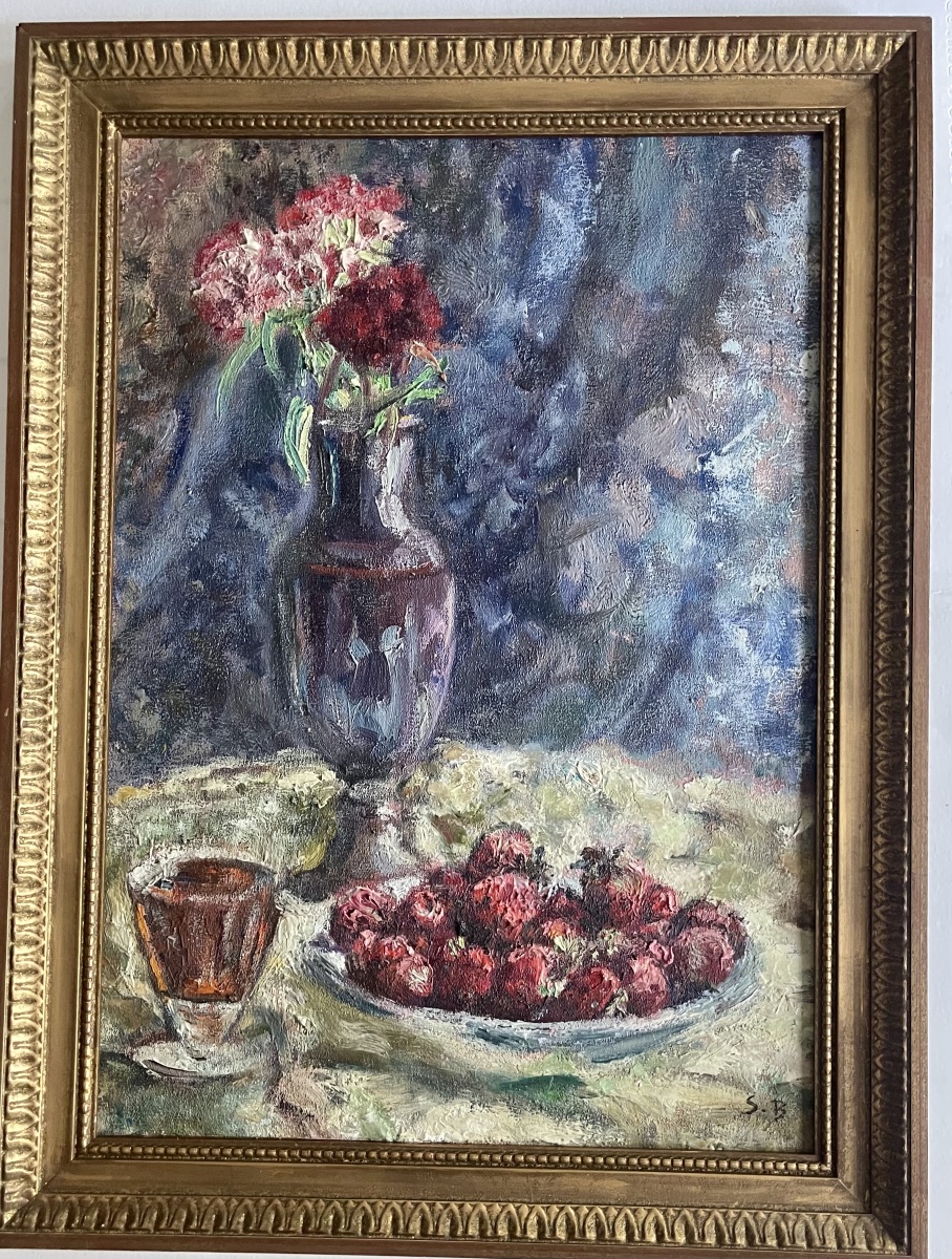 Un verre, des fraises et des fleurs