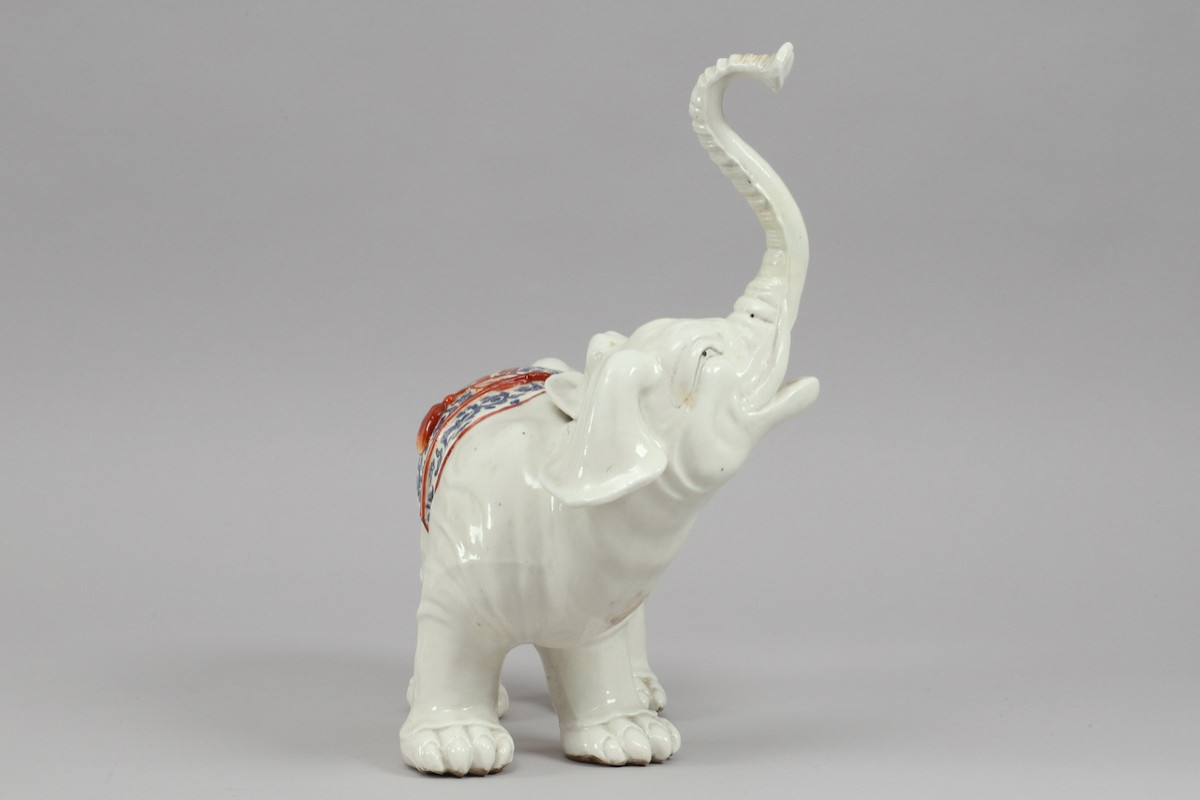 Eléphant à trompe levée en porcelaine de Samson-photo-3