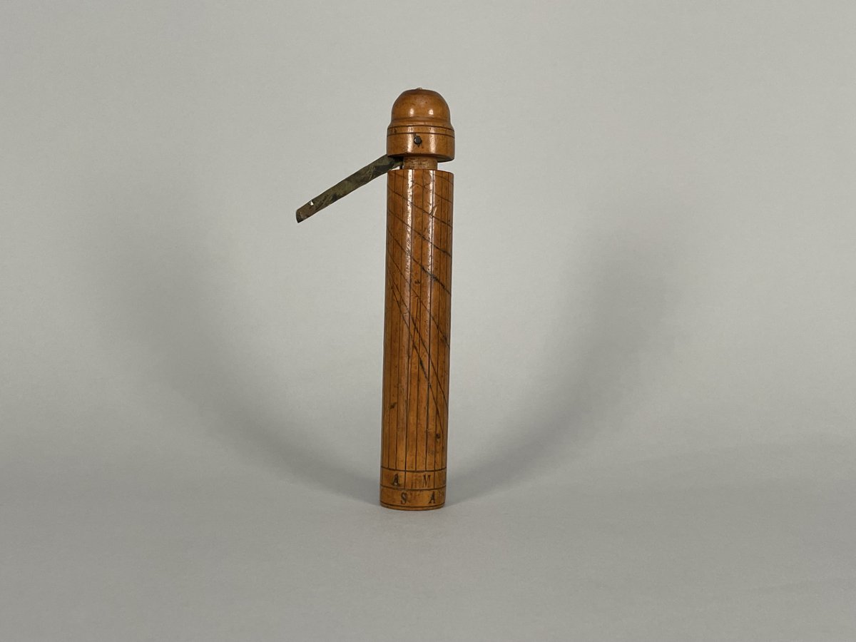 An 18th-century Portable Wooden Sundial-photo-2