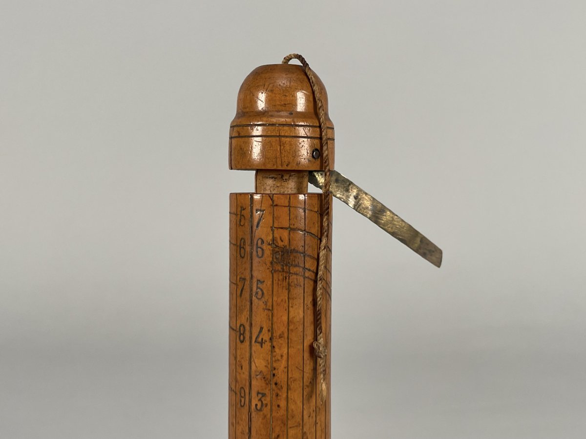 An 18th-century Portable Wooden Sundial-photo-1