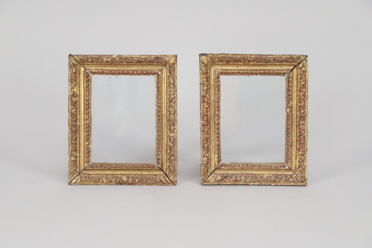 Paire de cadres Louis XIII, bois sculpté doré