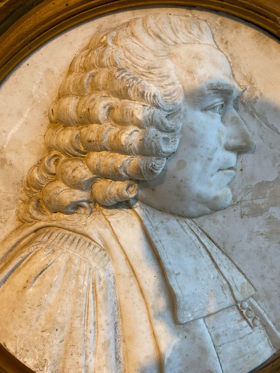 Large Plaster Medallion Representing An 18th Century Magistrate-photo-2