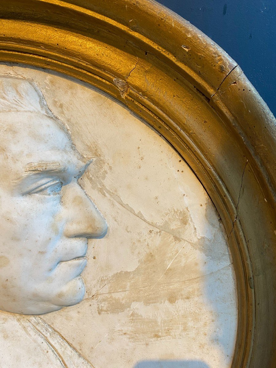 Grand médaillon en plâtre  représentant un magistrat époque XVIIIème siècle -photo-4