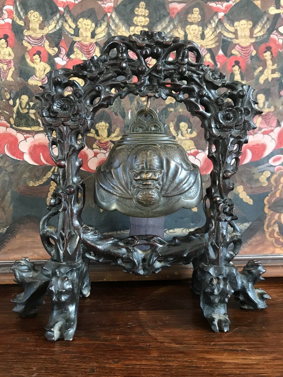 Gong en bronze à décor de chauve sourie et son support en bois dur , Vietnam XIXème siècle