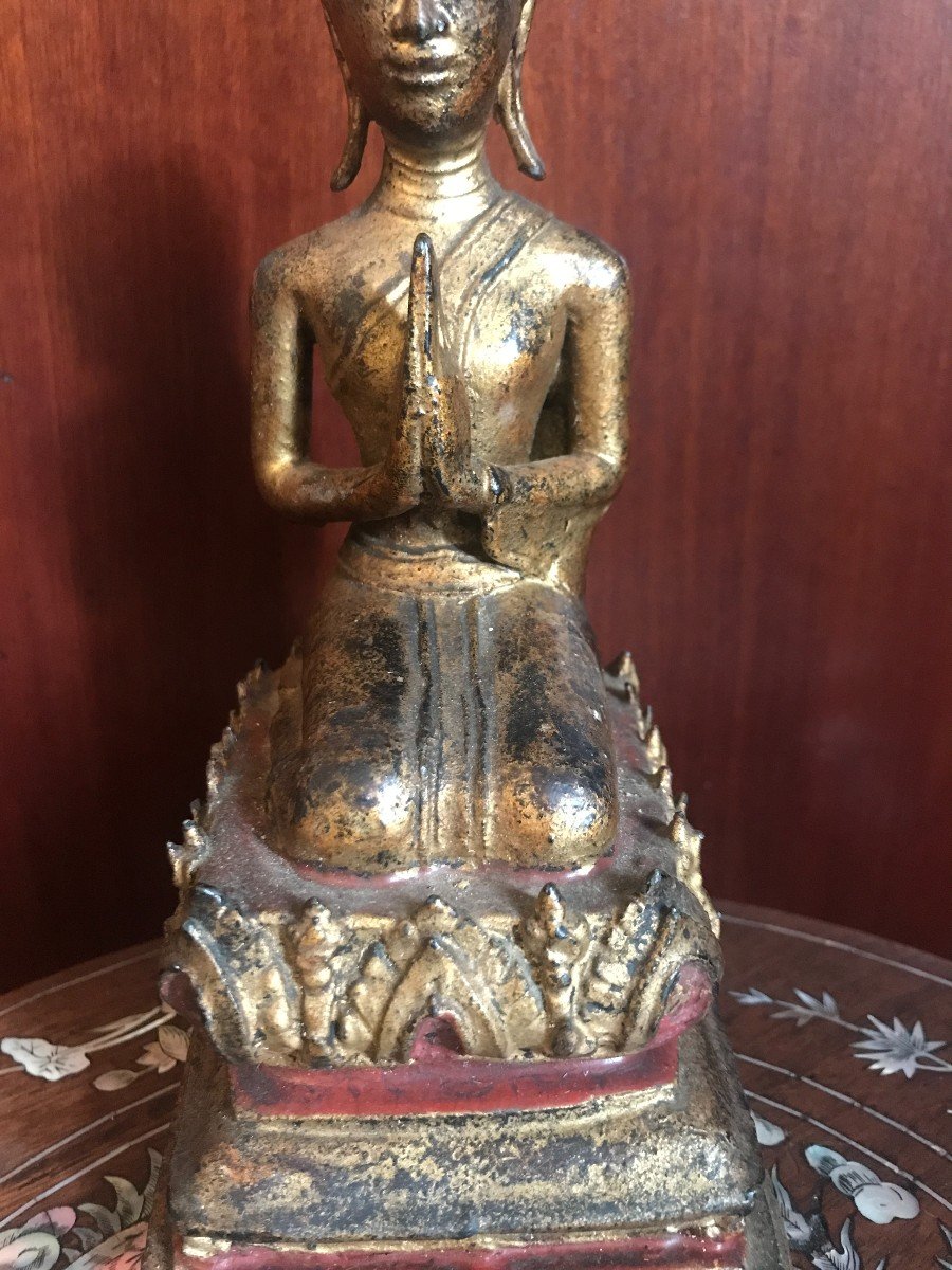 Bouddha asiatique agenouillé en bronze doré et laqué rouge , Asie-photo-2