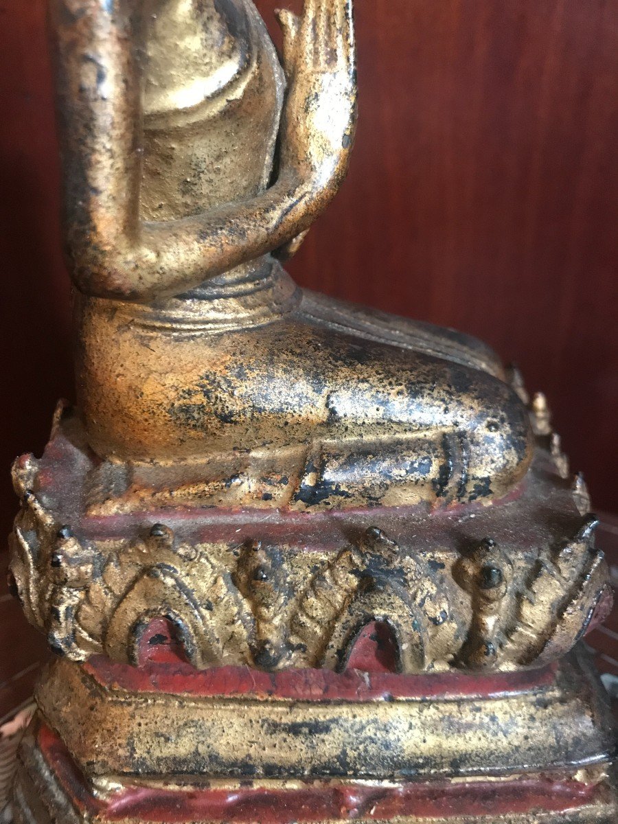 Bouddha asiatique agenouillé en bronze doré et laqué rouge , Asie-photo-1