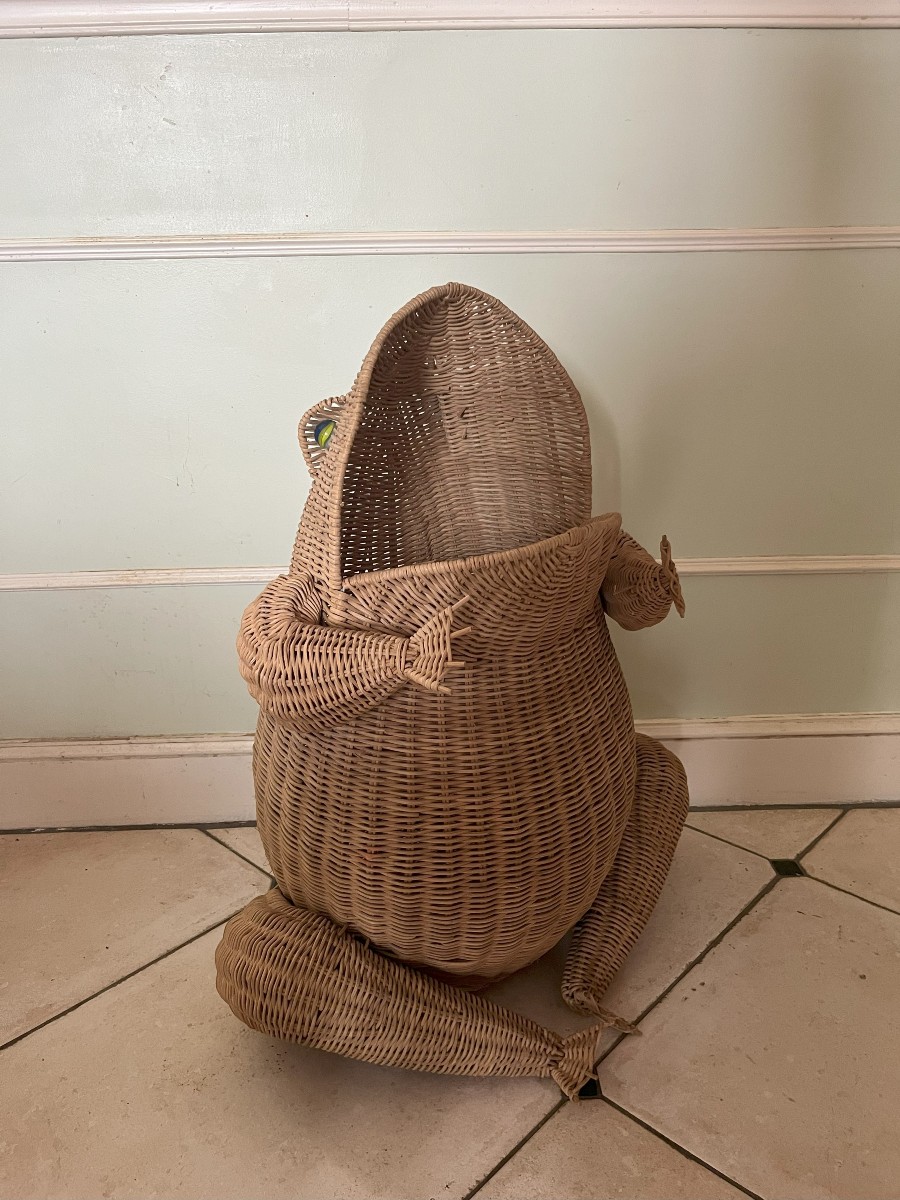 porte revue , corbeille en rotin, forme de grenouille , olivier cajan , année 1970