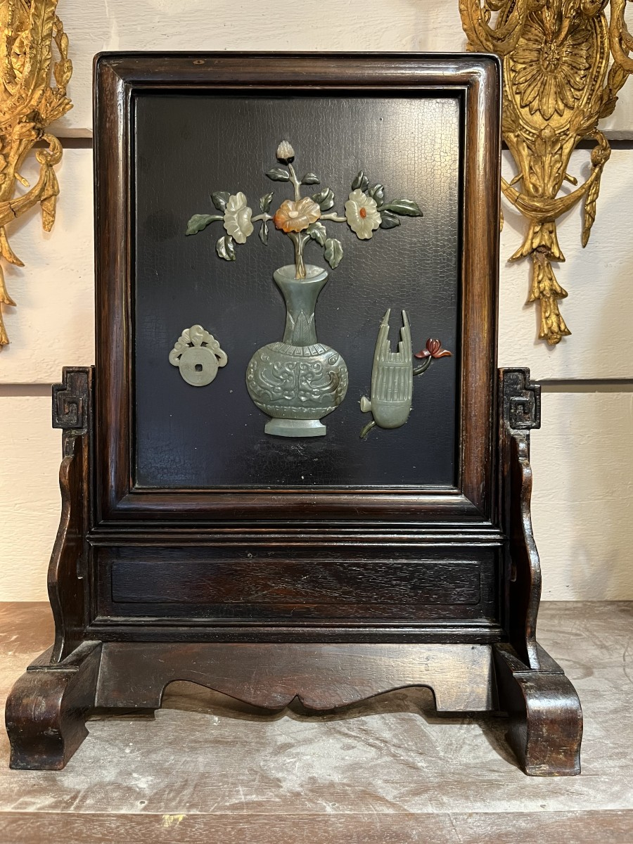 China 20th Century - Table Screen - Lacquered Panel With Jade And Hardstone Appliqués 