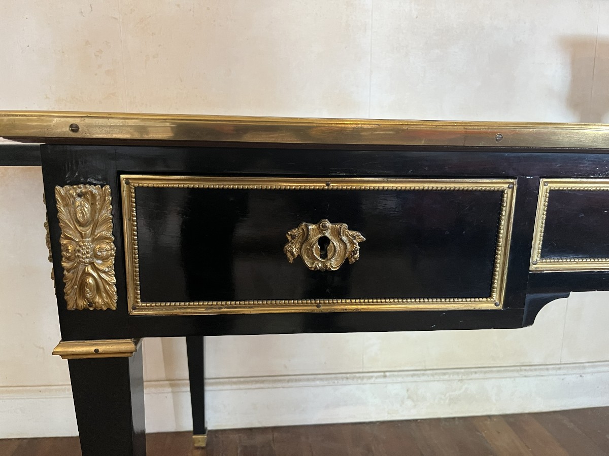 Bureau plat laqué noir de style Louis XVI, Maison Jansen , XXème siècle .-photo-3