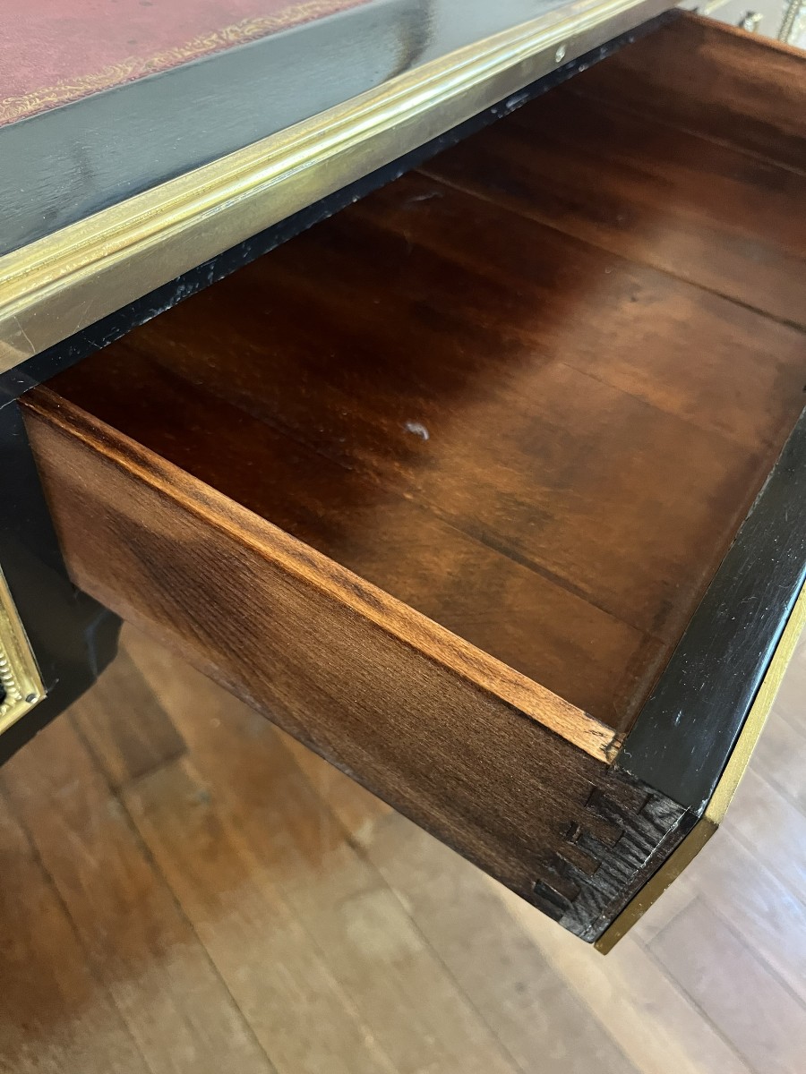 Bureau plat laqué noir de style Louis XVI, Maison Jansen , XXème siècle .-photo-5