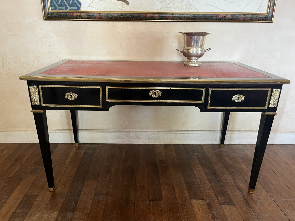 Bureau plat laqué noir de style Louis XVI, Maison Jansen , XXème siècle .