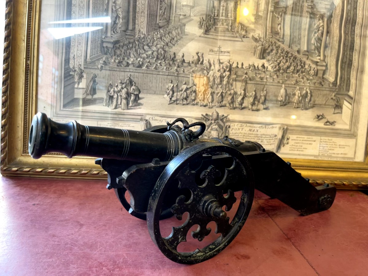 Canon en bronze armorié son son affût en bois, XVIIIème siècle