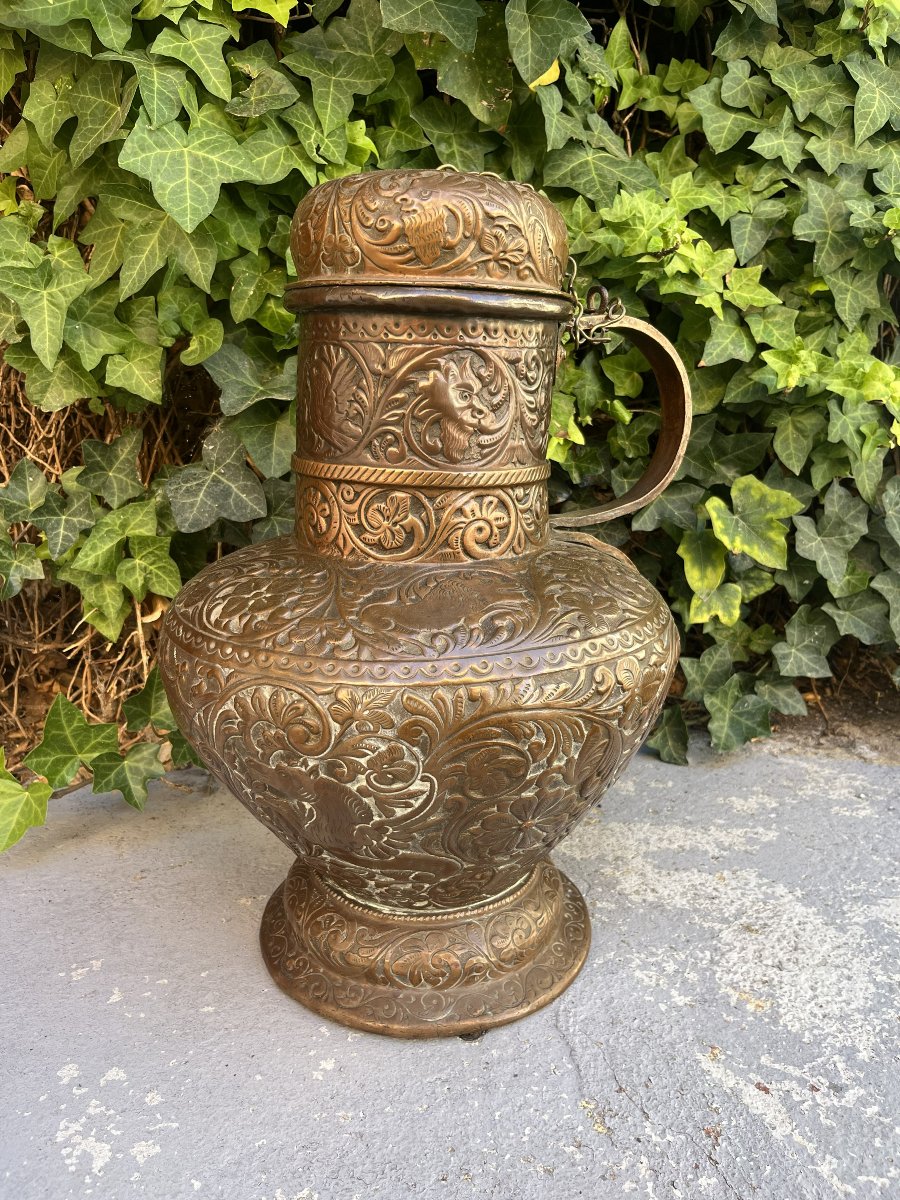 Cruche couverte en cuivre repoussé à blason, Italie,XVIIIème siècle