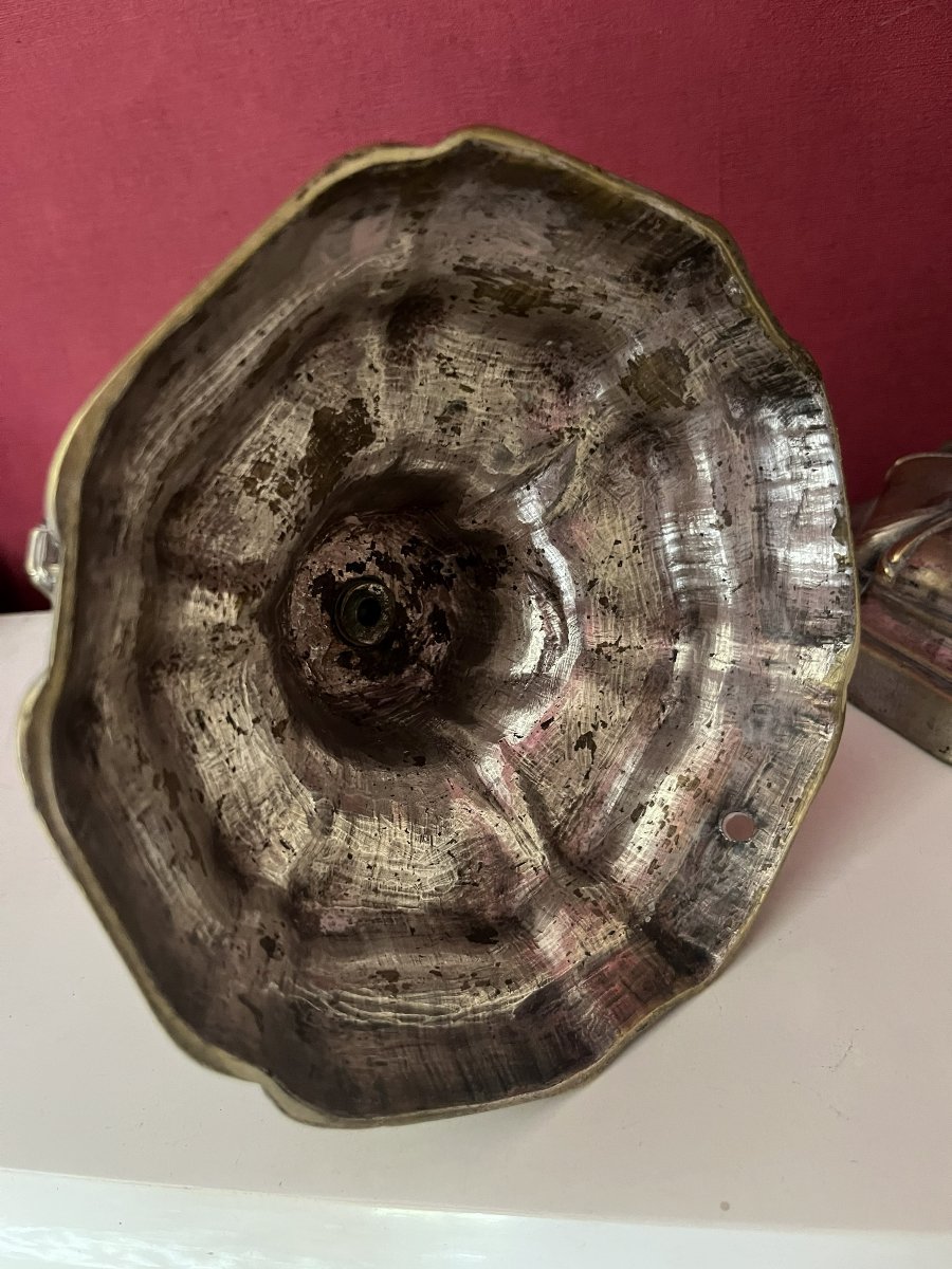 Paire de bougeoirs en bronze argenté armoriés , époque Louis XV-photo-4