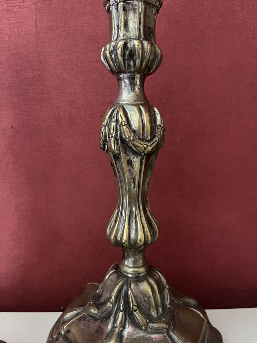 Paire de bougeoirs en bronze argenté armoriés , époque Louis XV-photo-1