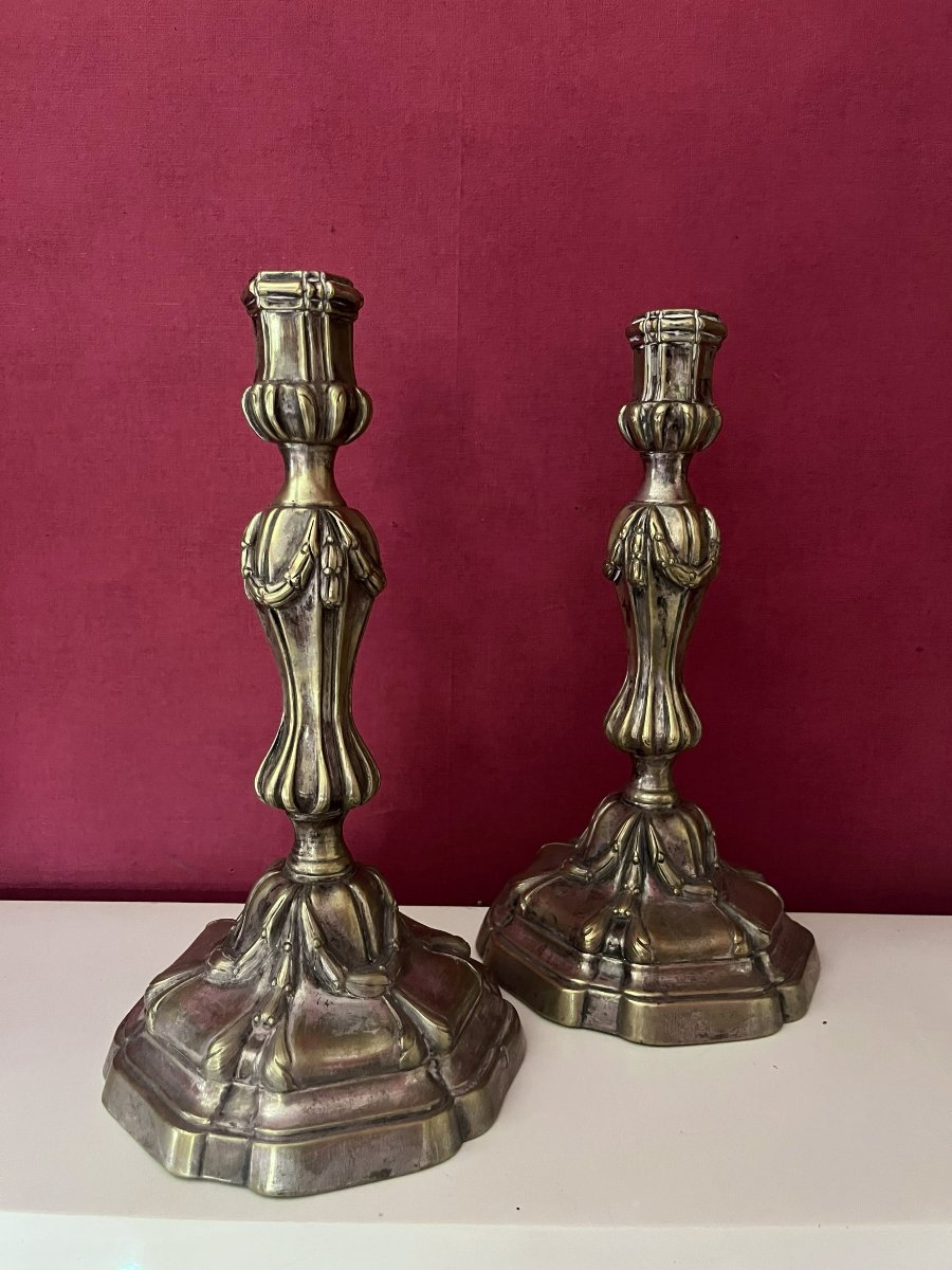 Paire de bougeoirs en bronze argenté armoriés , époque Louis XV