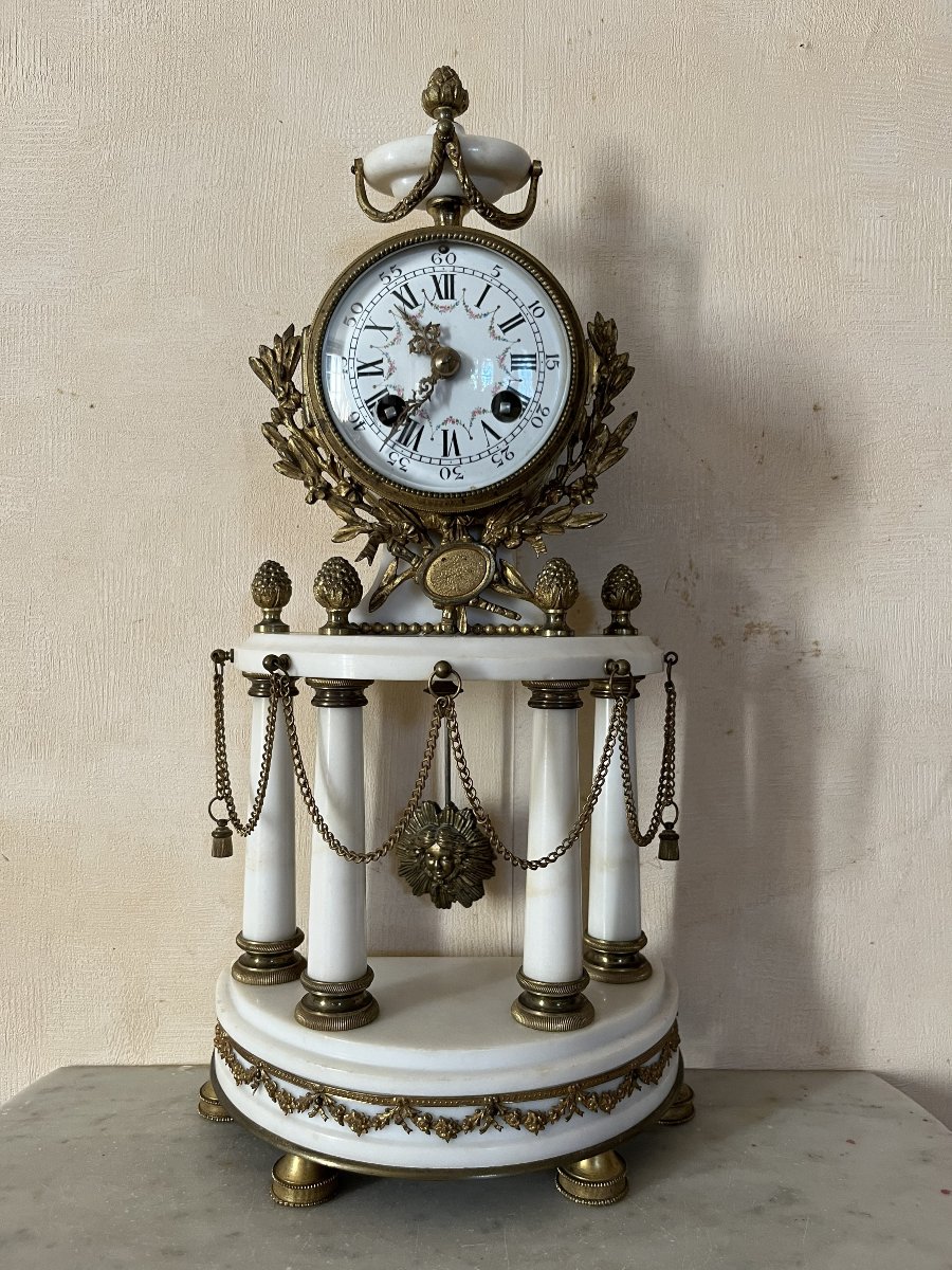 Louis XVI-style Clock In White Marble And Gilded Bronze, Late 19th Century
