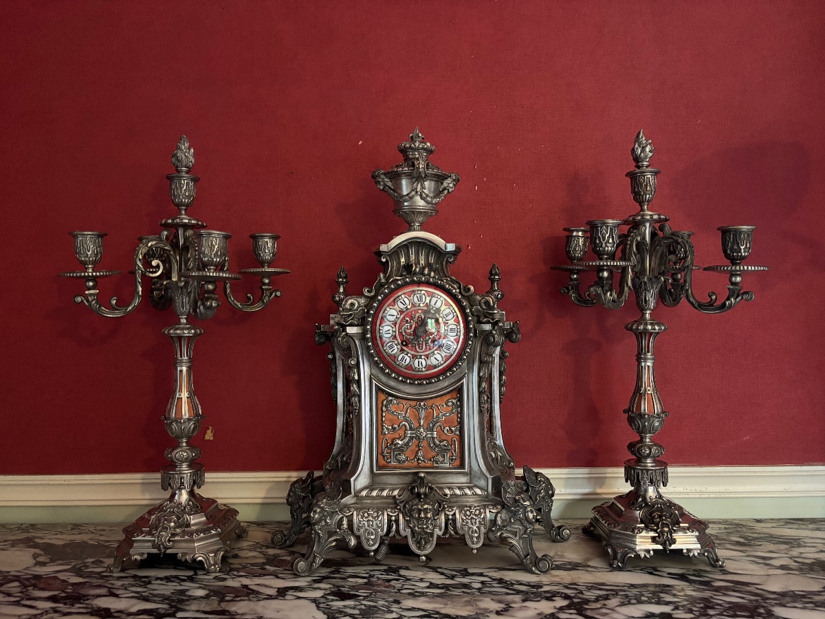 Garniture de cheminée en bronze argenté de style Régence, Henri Houdebine bronzier