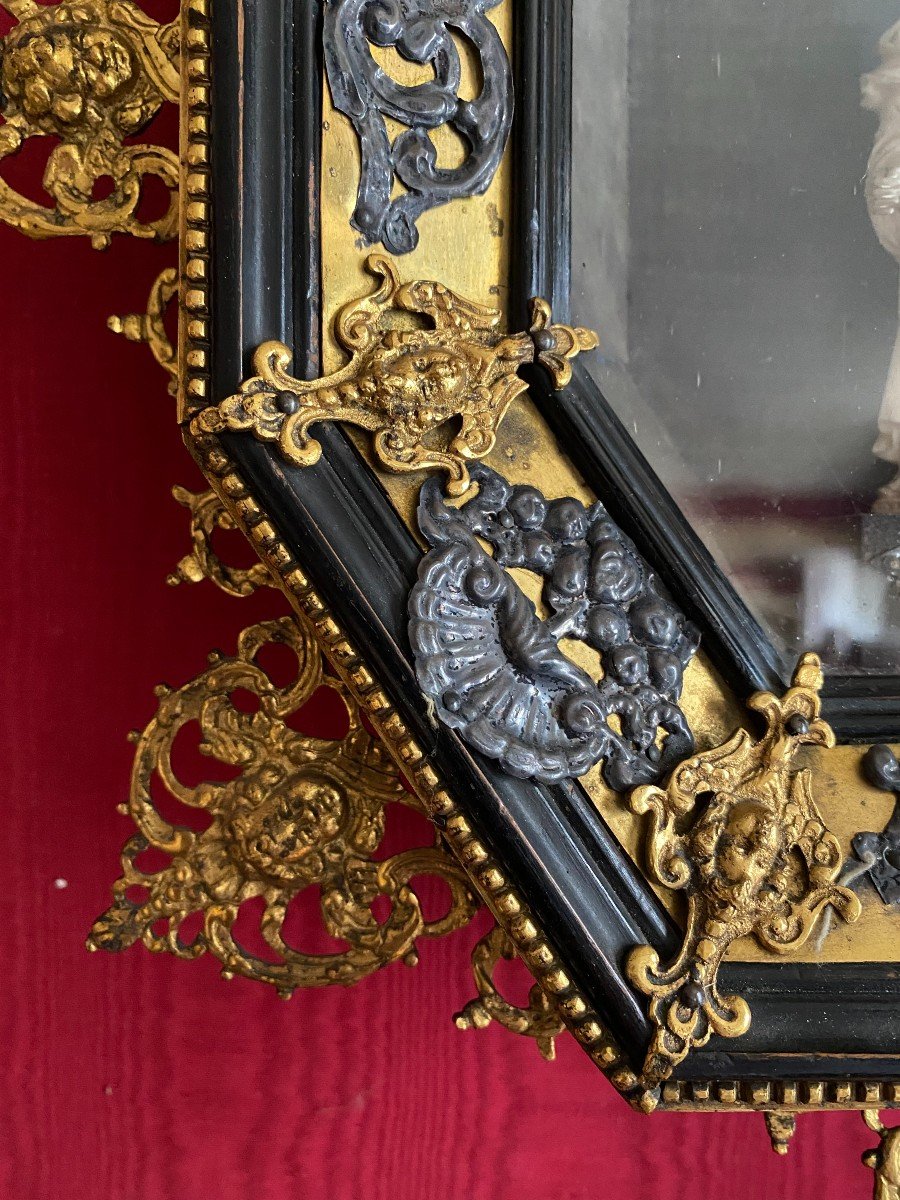 Cadre à ornementations de bronze doré et d'argent formant vitrine , XVIIème siècle-photo-2