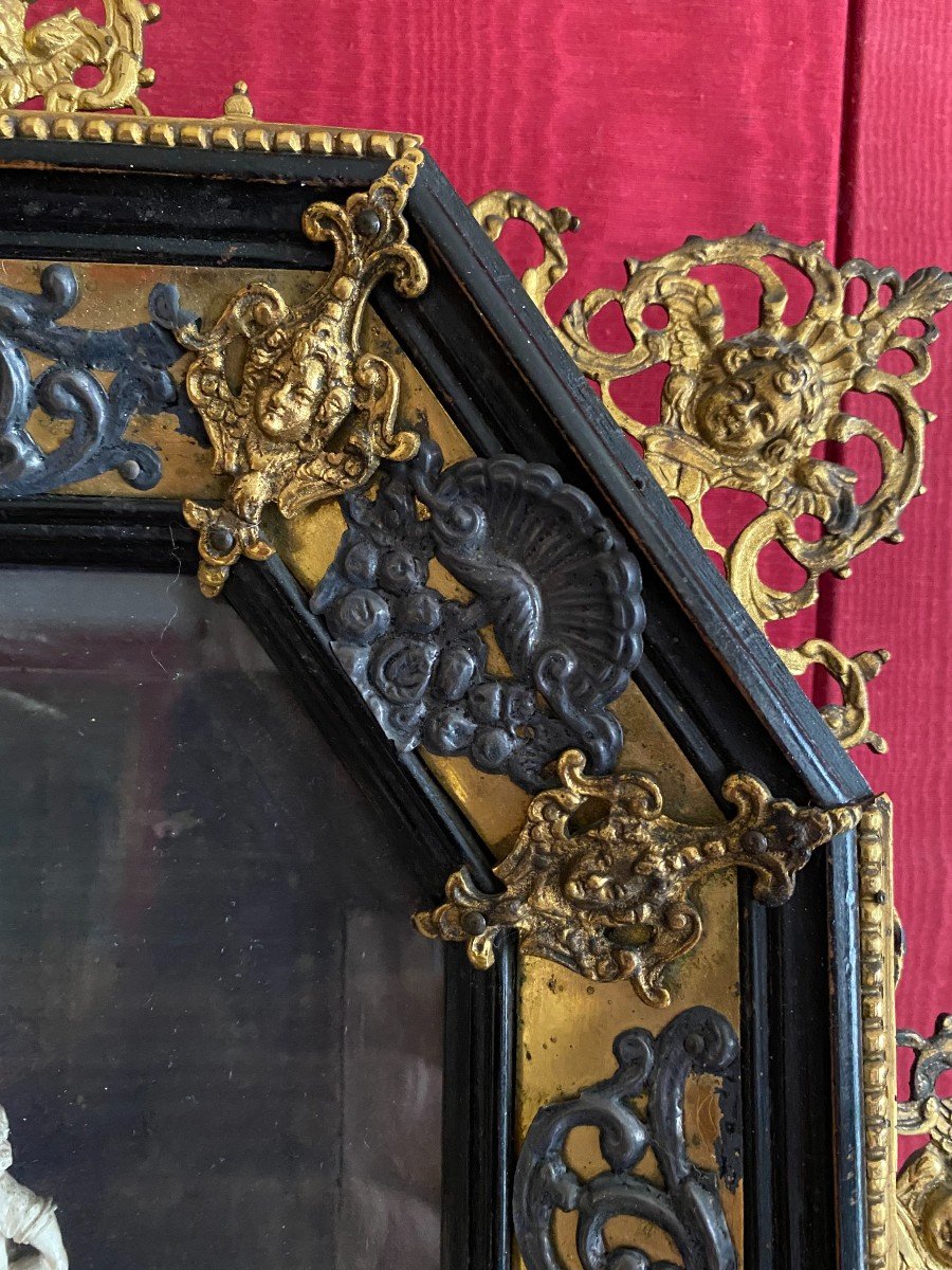 Cadre à ornementations de bronze doré et d'argent formant vitrine , XVIIème siècle-photo-4