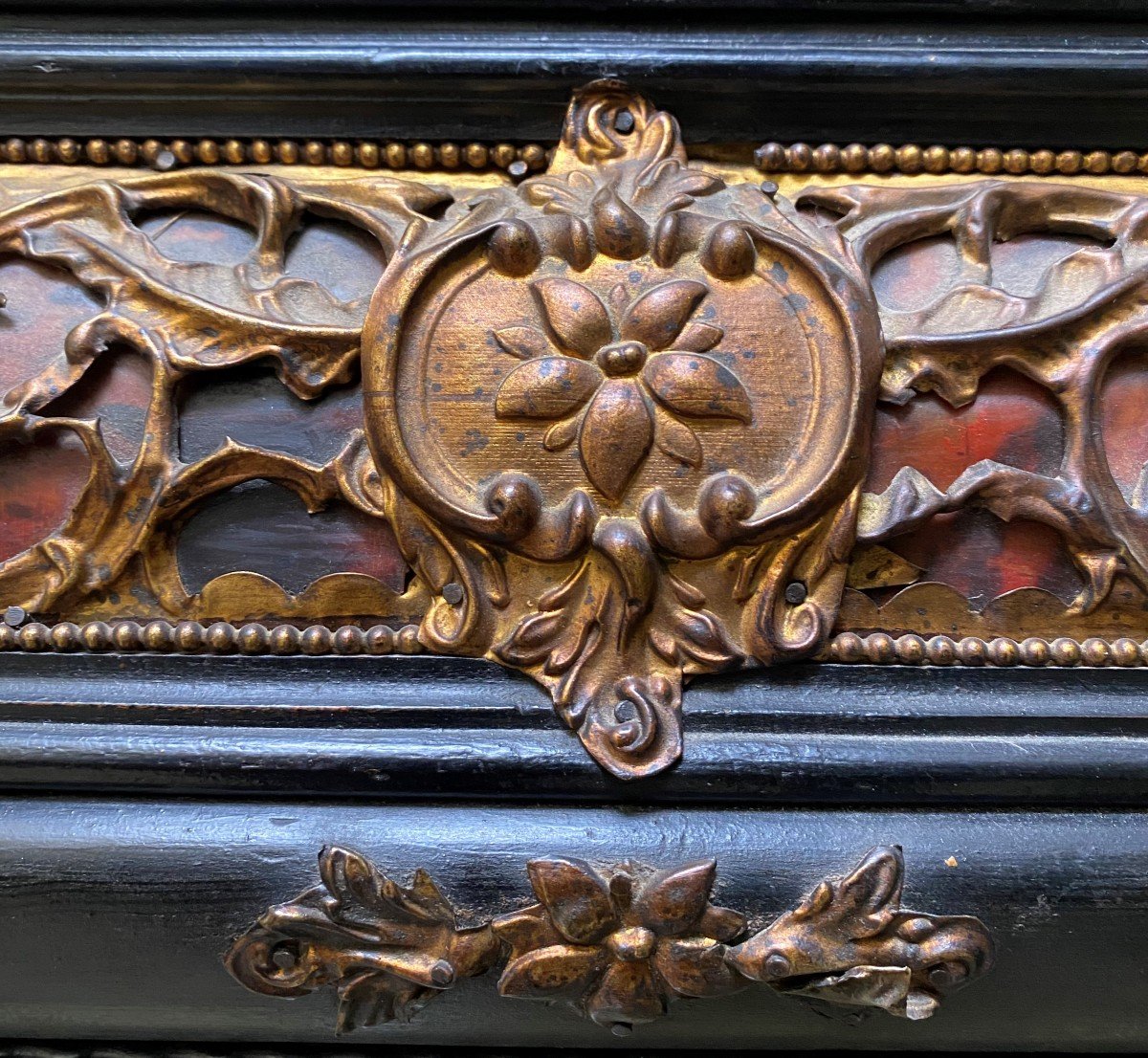 Miroir en bois noirci à décor de laiton sur fond écaille vers 1860-photo-2