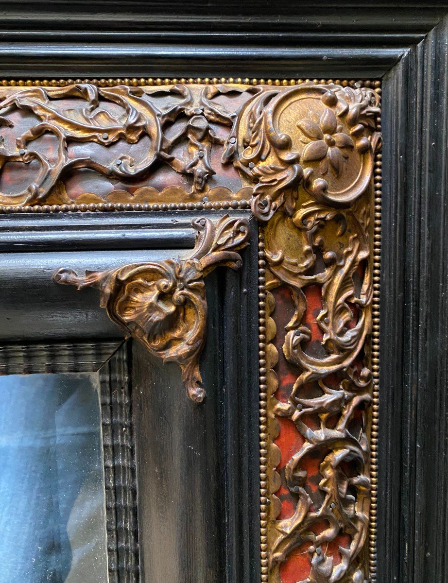 Miroir en bois noirci à décor de laiton sur fond écaille vers 1860-photo-4