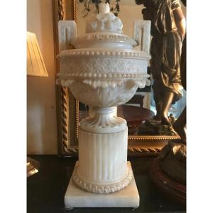 Vase Couvert En Albâtre Sculpté De Style Néo Classique Début XIXème Siècle