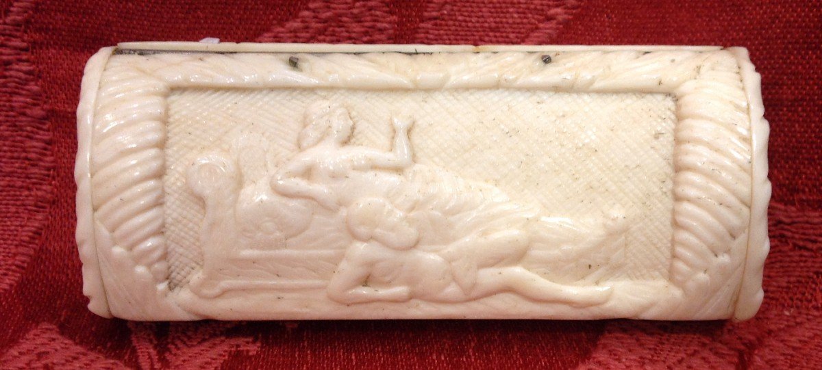 18th Century Snuff Box In Carved Bone