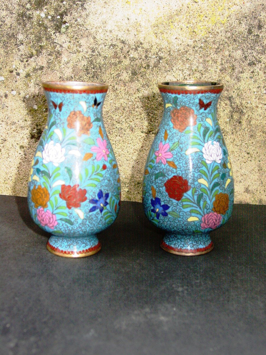 Paire De Vases En Cuivre Cloisonné De La Chine Du 19ème Siècle Cloisonnés