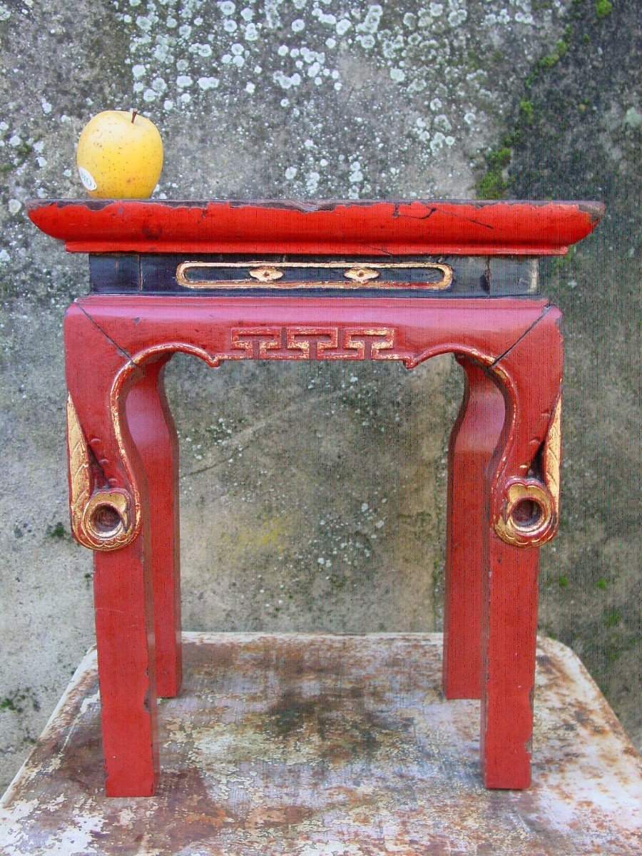 Small Coffee Table In Coral Lacquer China From The 19th