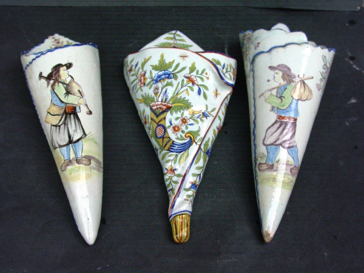 3 Vases Cornet 1900 En Malicorne & Desvres
