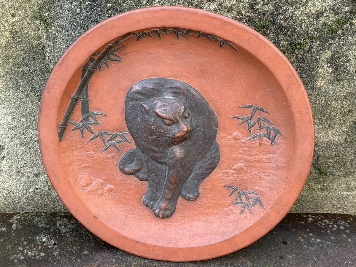 Japanese Earthenware Plate, 19th Century, Cat And Tiger Decoration 