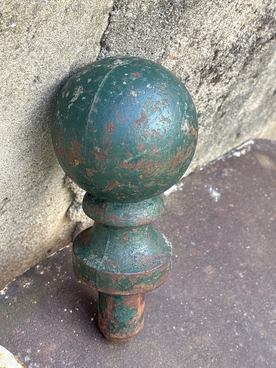 Importante Boule en fonte d extérieur pour escalier balustrade en pierre etc -photo-2