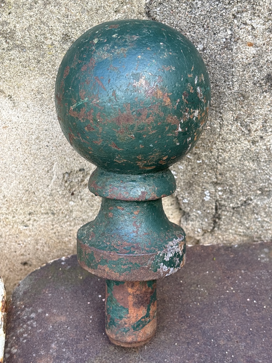 Importante Boule en fonte d extérieur pour escalier balustrade en pierre etc 